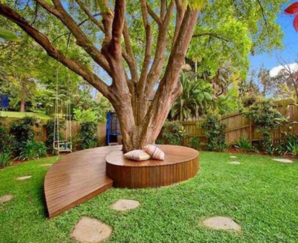 Tempat duduk beton di sekitar pohon